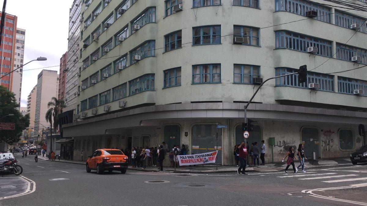 Índios tomam sede de ministério contra política de Bolsonaro