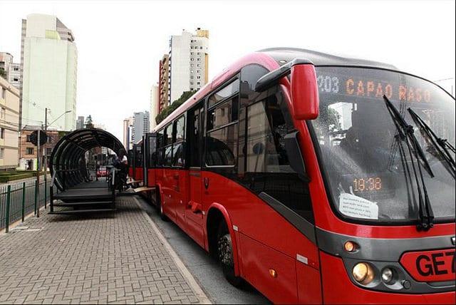 Ônibus caro perde passageiros para apps, bicicleta e até para caminhada