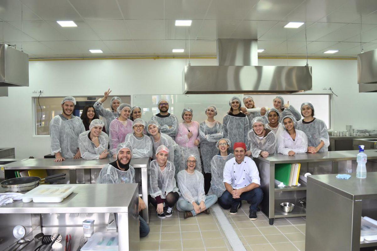 Ele inventa cursos que não têm nada a ver com o "mercado". E funciona