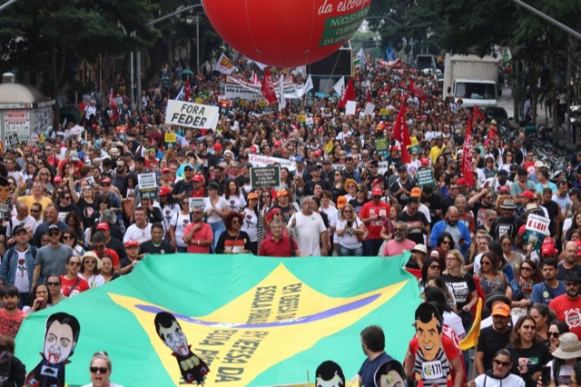 Professores voltam às ruas do Centro Cívico contra reforma de Ratinho