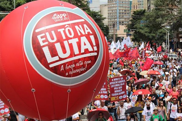 Servidores param para cobrar reposição salarial