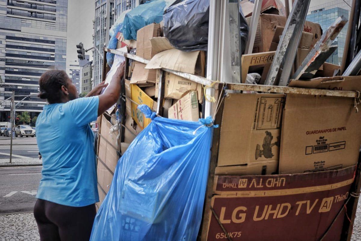 Vivendo "do papel": famílias sustentadas pela reciclagem