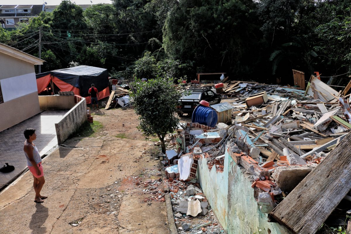 Desabrigadas, famílias relatam negligência em reintegração de posse