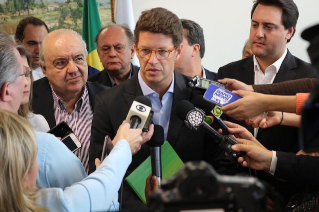 Em Curitiba, Salles chama de irracional política de reservas ambientais