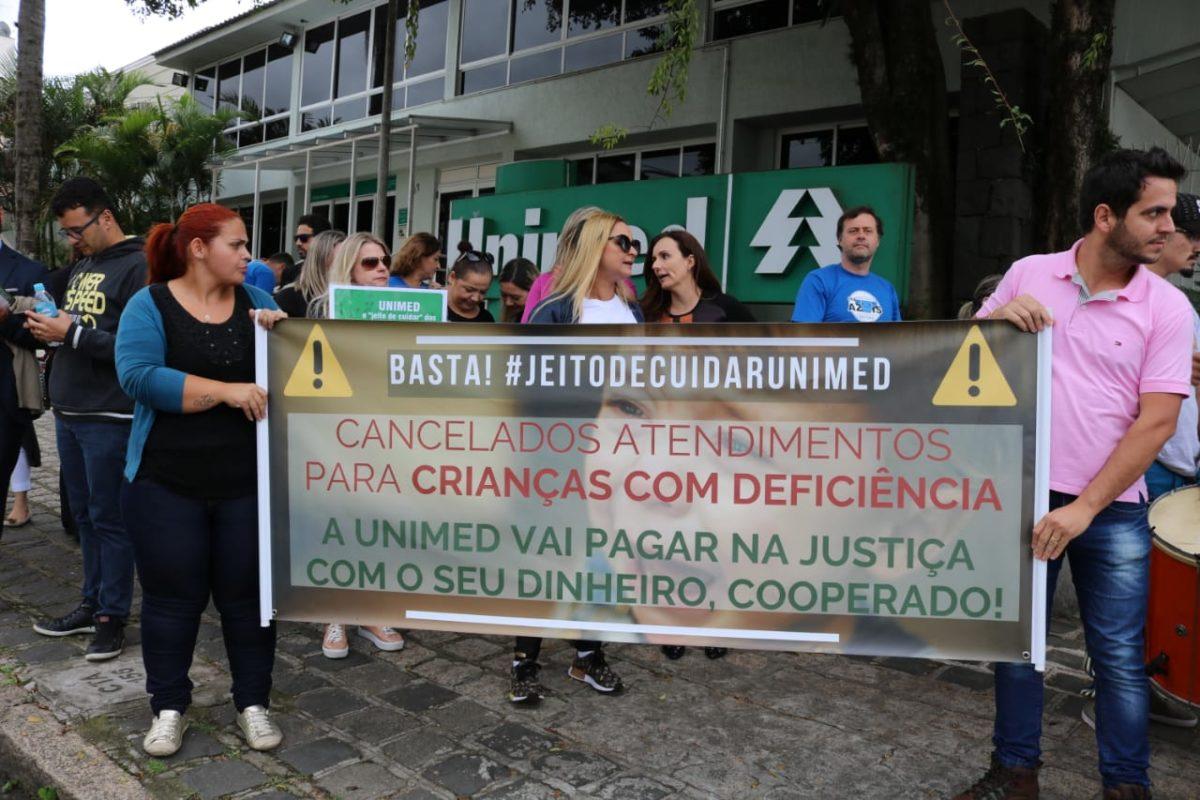Pais de autistas fazem manifestação contra Unimed Curitiba