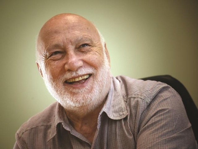 Vídeos preparam vinda de Domenico De Masi a Curitiba. Assista