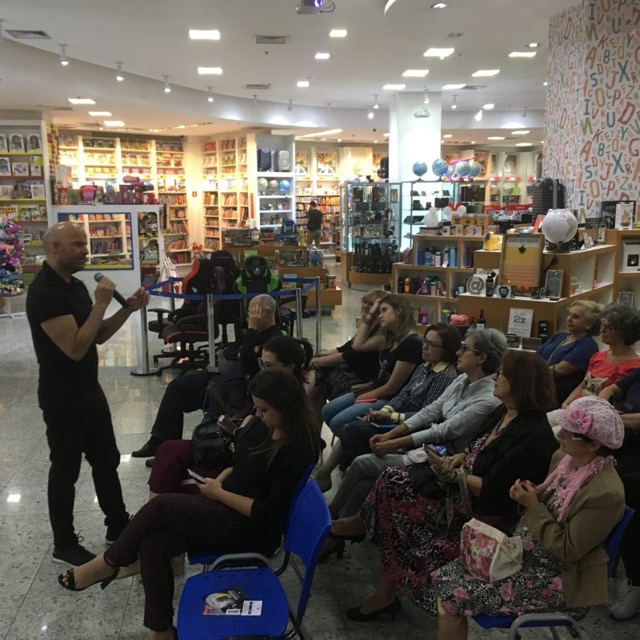 Debate sobre De Masi lota livraria
