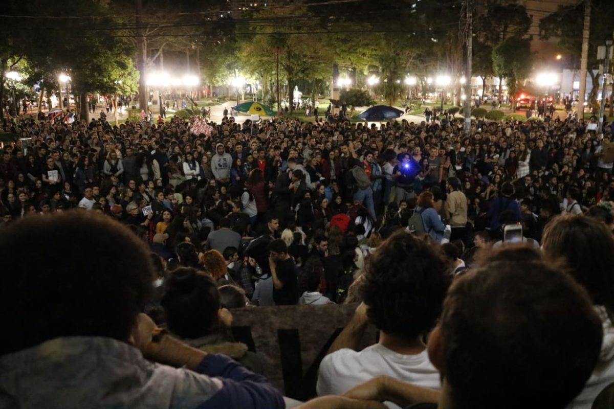 Contra política educacional de Bolsonaro, estudantes vão às ruas