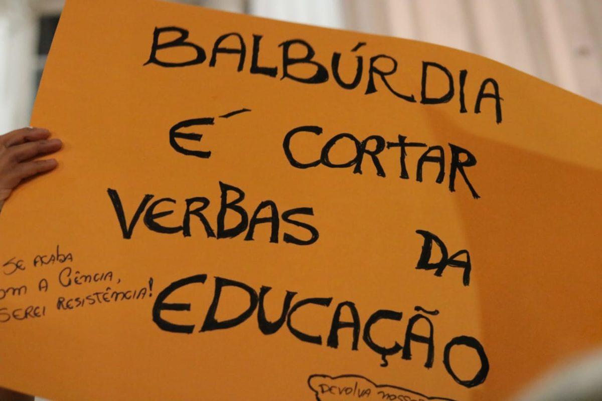 Cortes: UFPR perdeu 127 bolsas de pós-graduação