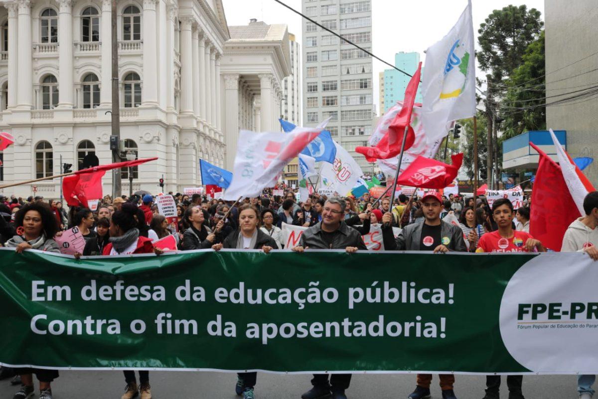 Contra cortes na Educação, milhares vão às ruas