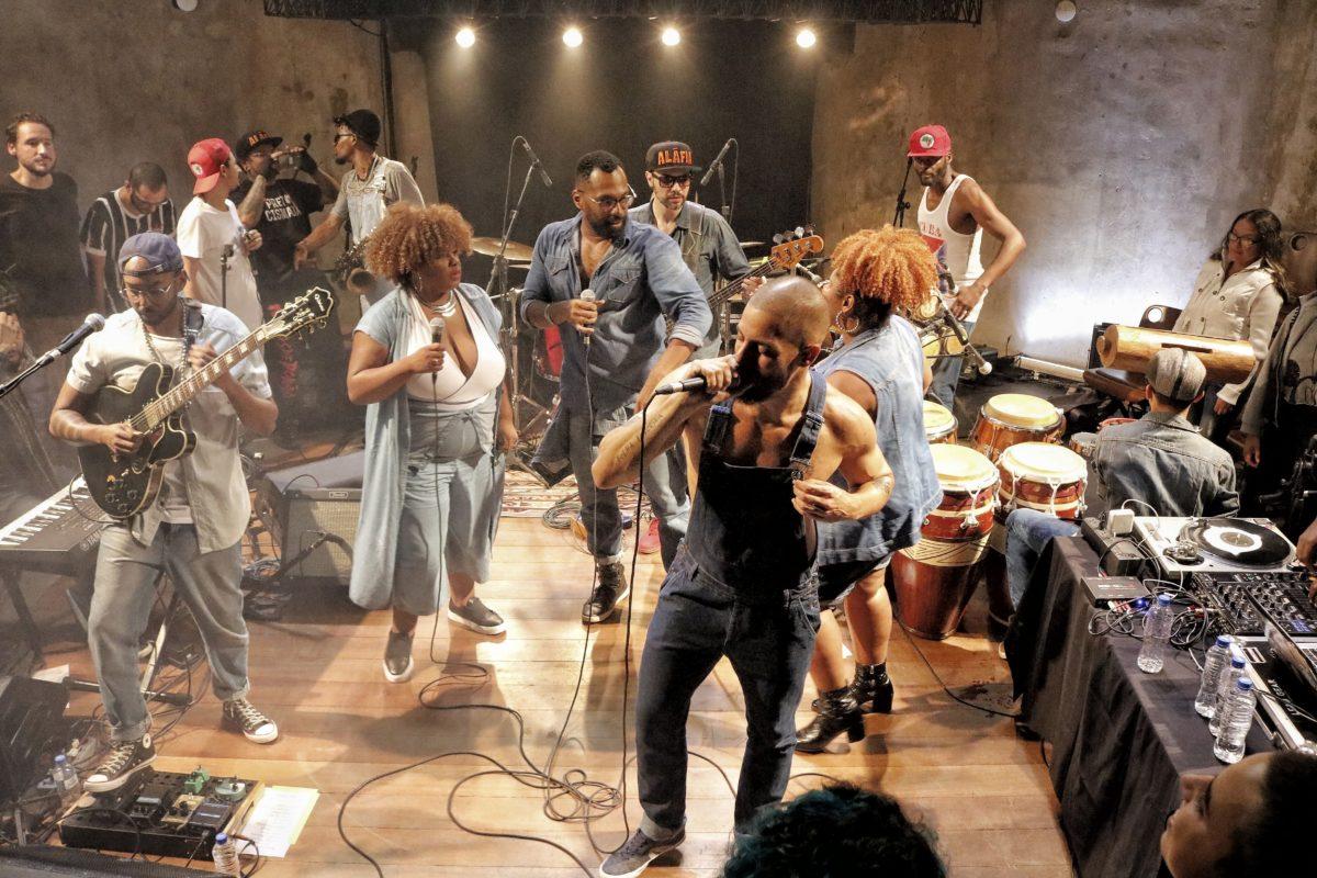 Uma noite com Aláfia, a banda dos caminhos abertos