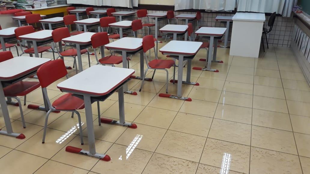 Escola em São José alaga antes mesmo de inaugurar
