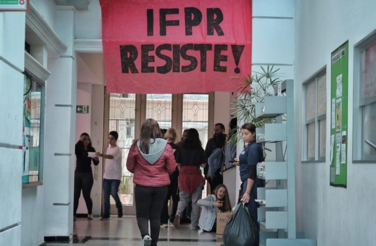 Ato abraça IFPR em protesto contra corte de R$ 21 mi