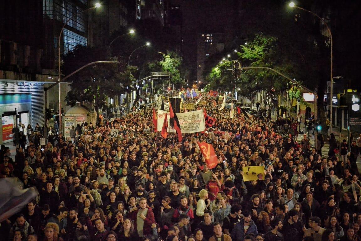 Nem chuva nem Bolsonaro estragam festa em defesa da UFPR