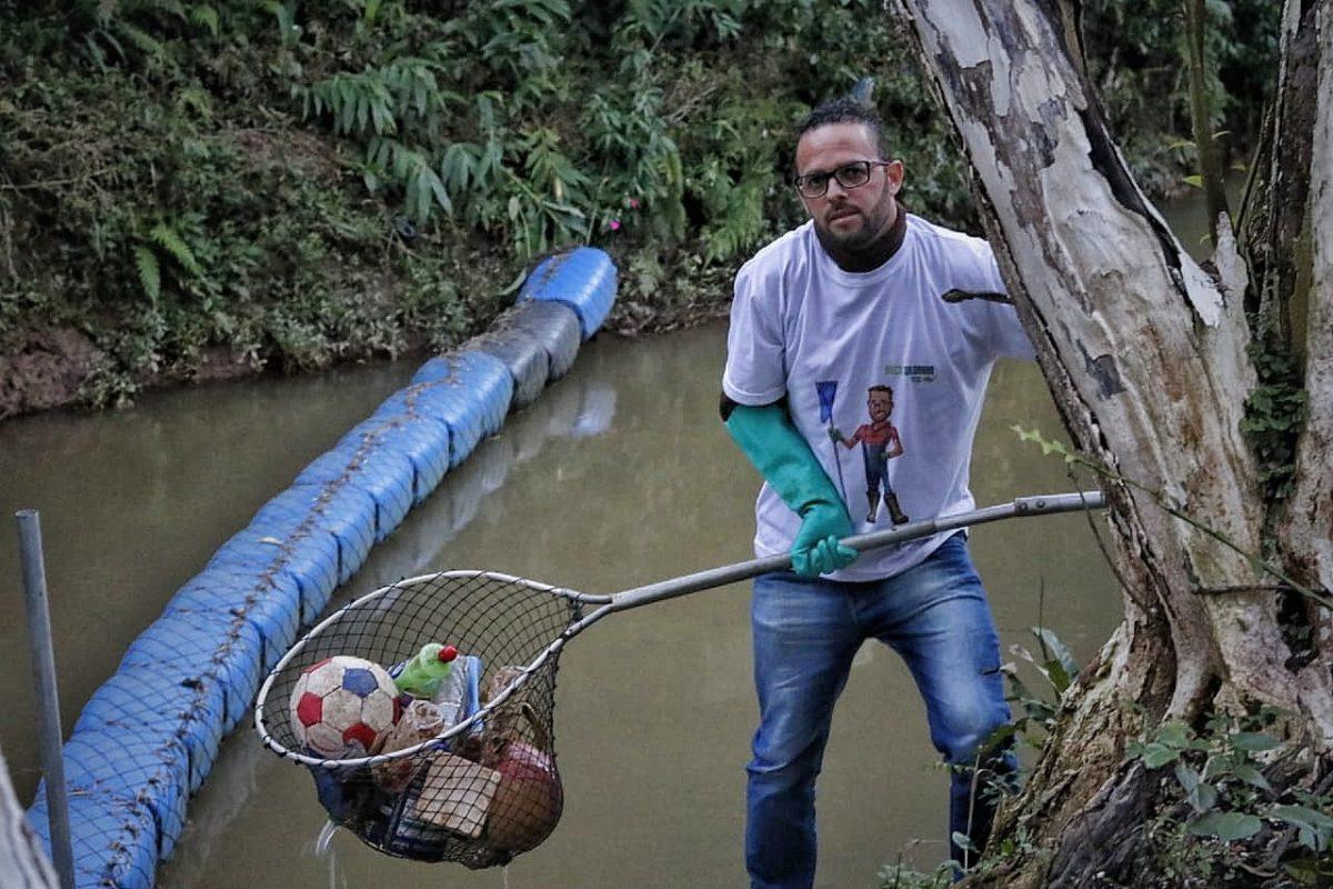 Milhares poluem o rio, ele limpa sozinho