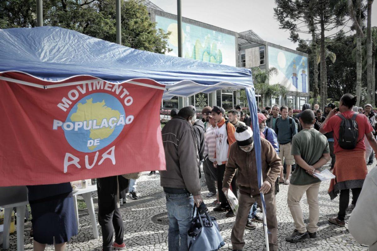 População de rua faz "banquete" e reivindicações a Greca