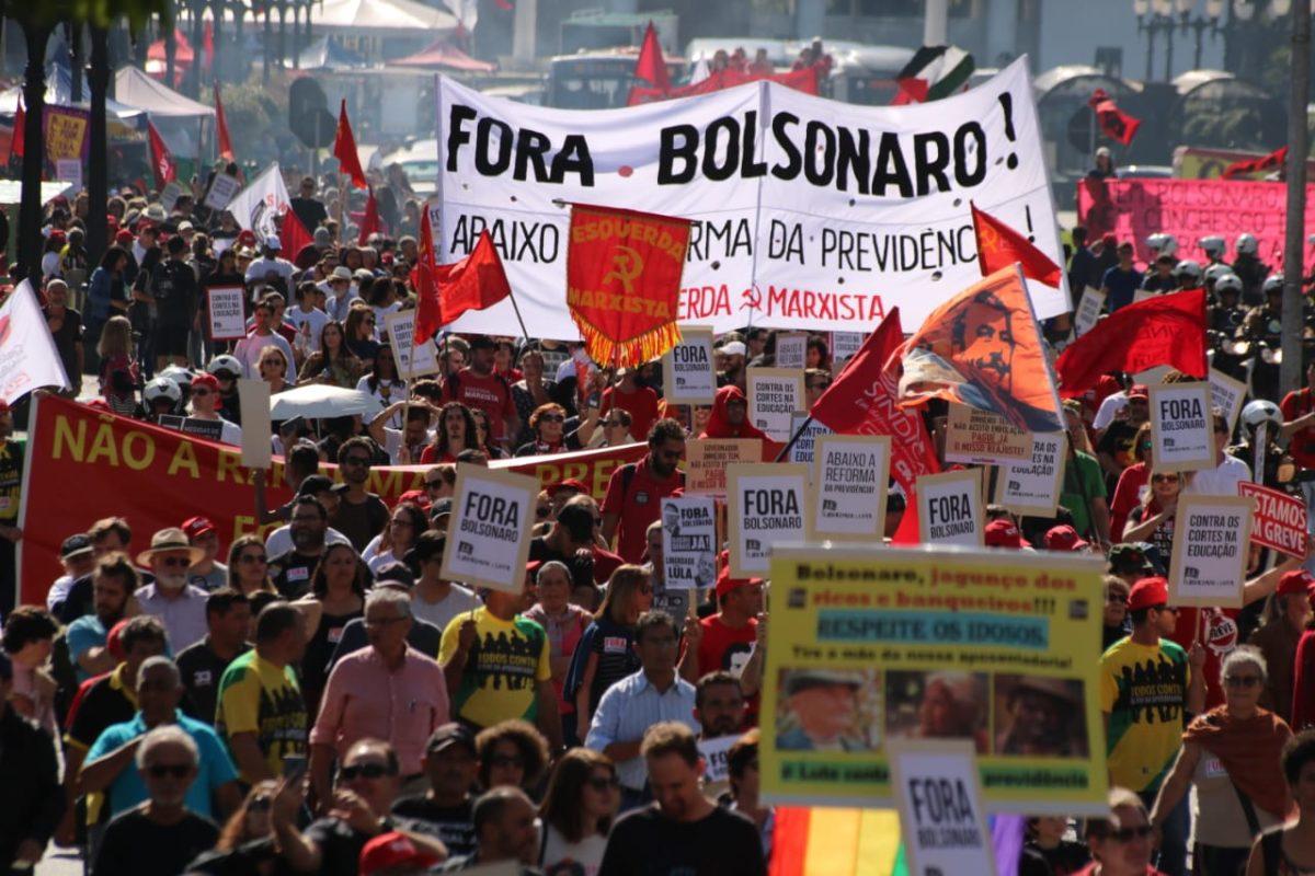 Secretaria de educação diz que vai descontar salários de grevistas