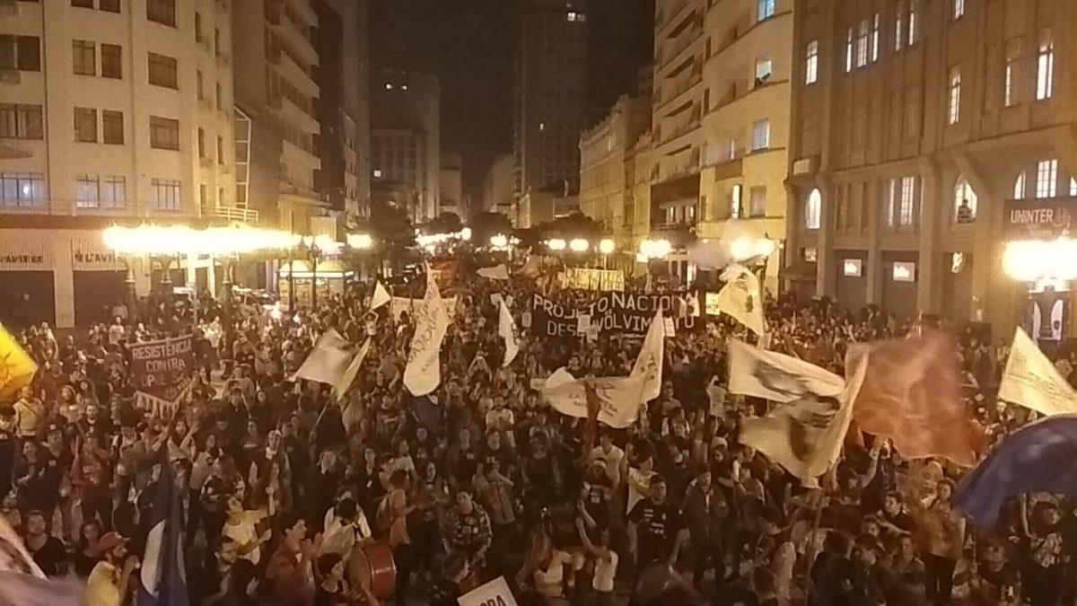 Professores aprovam greve para dia 25 e gritam "Fora Feder"