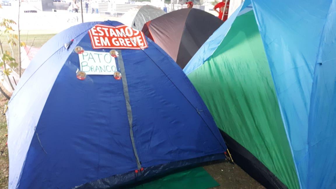 Grevistas acampam para pressionar Ratinho