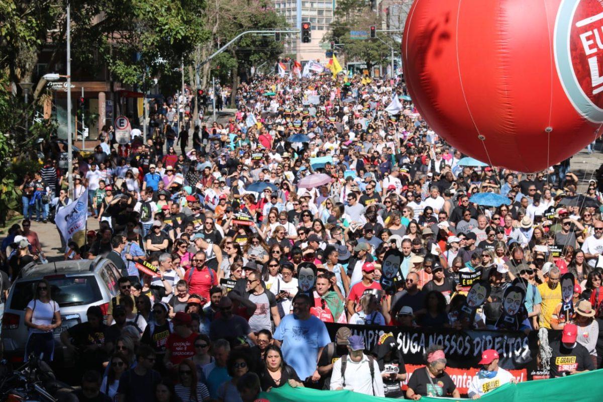 Greve de servidores mostra força com 15 mil em Curitiba