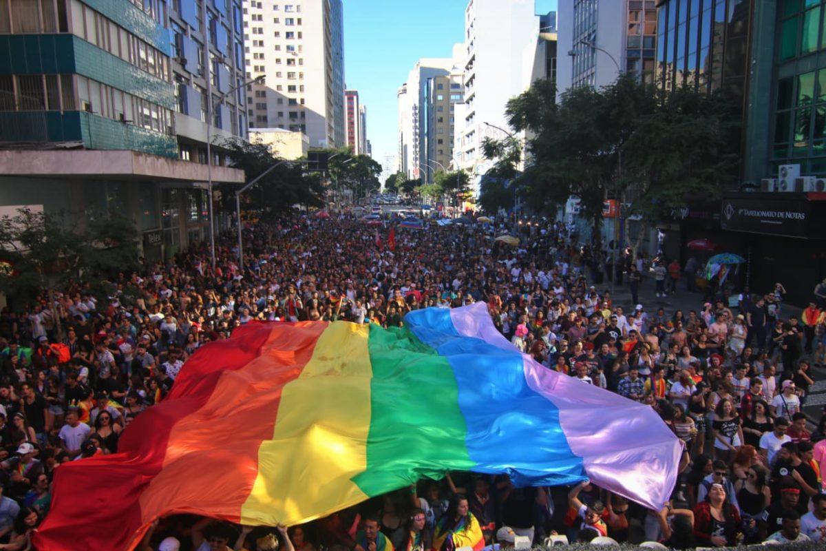 Marcha da Diversidade tem política, música e beijos