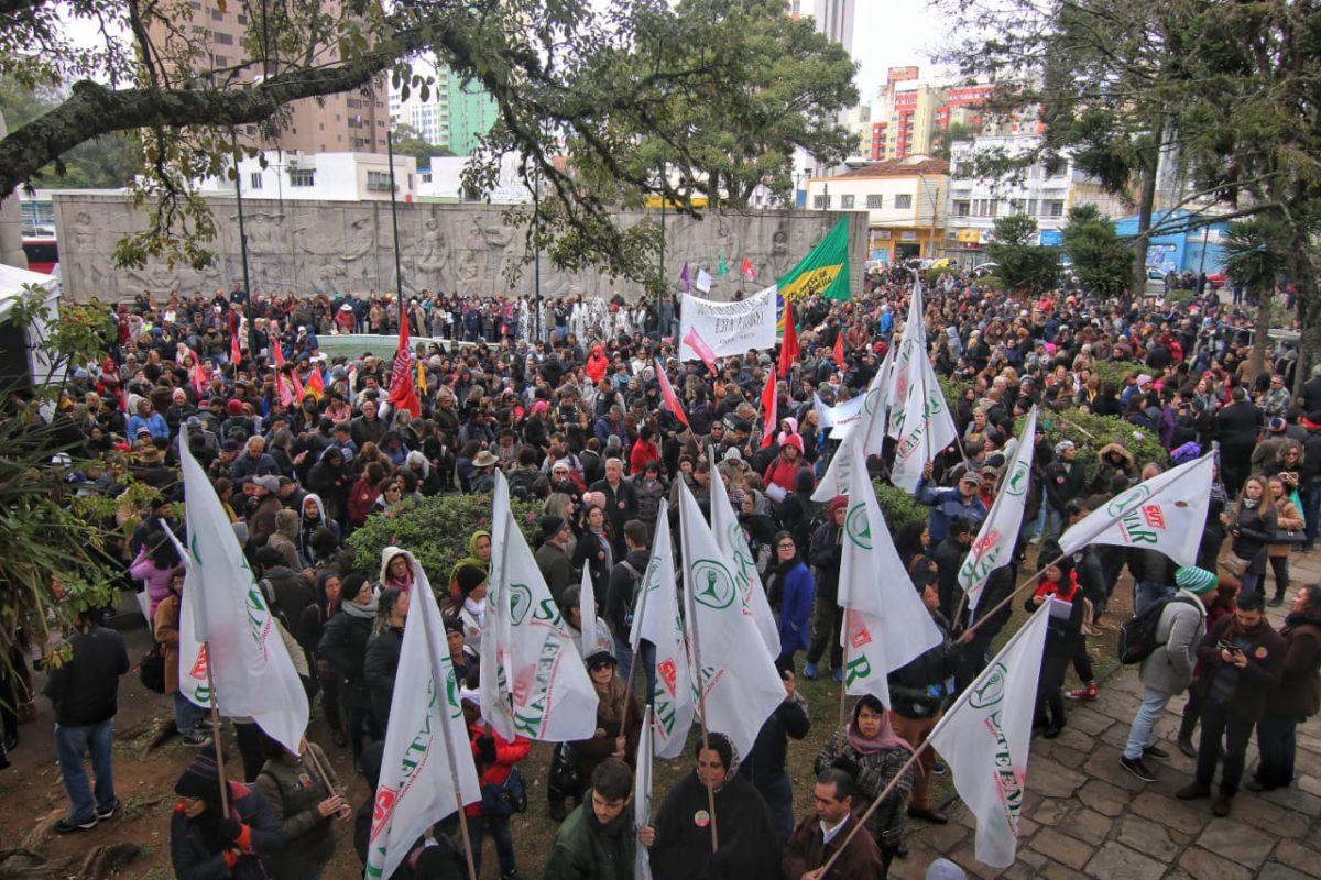 Grevistas dizem que ato tem 10 mil pessoas