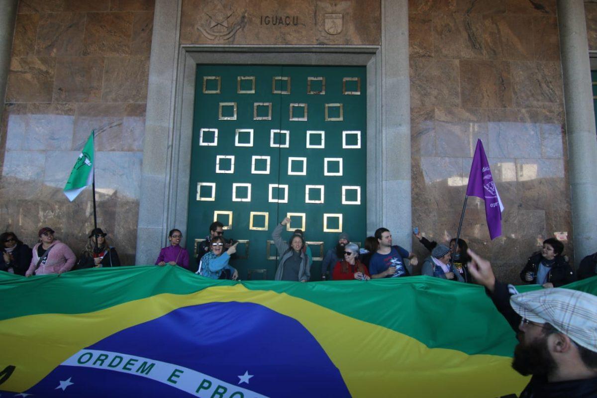 Servidores ficam na Alep à espera de Ratinho