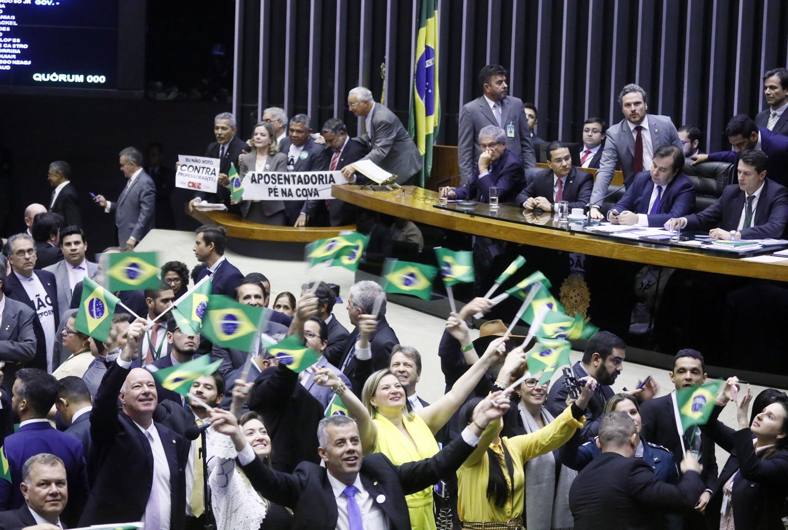 Deputados que apoiaram reforma devem R$ 165 mi à previdência
