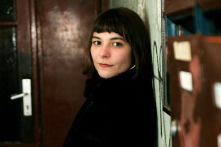 Poeta Uljana Wolf estreia no Brasil. Leia em primeira mão