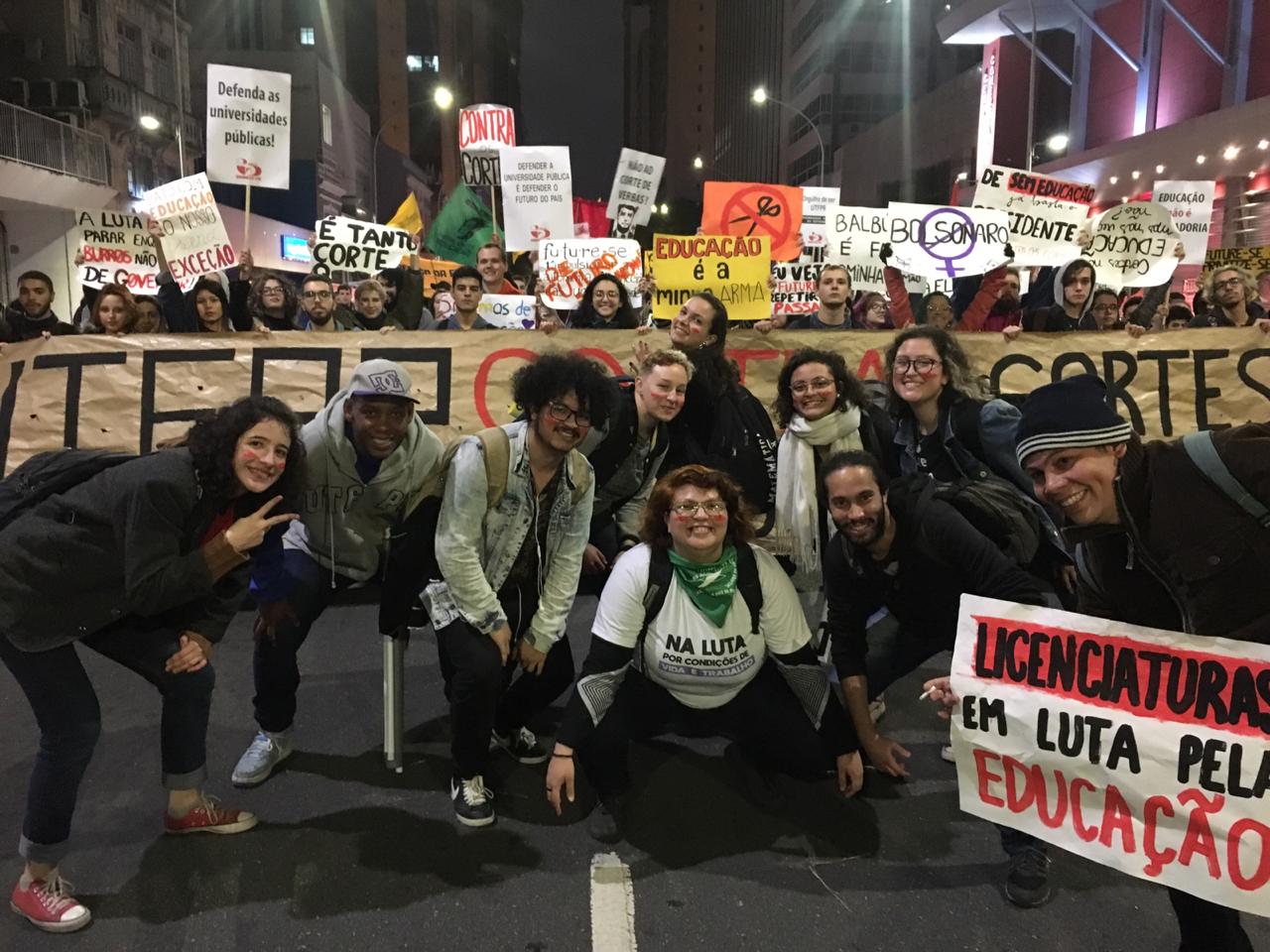 Professores e estudantes saem às ruas contra Bolsonaro