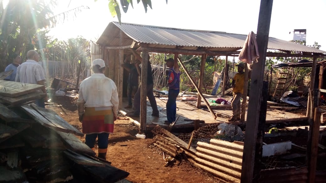 Famílias são despejadas em reintegração de fazenda do "mensalão"