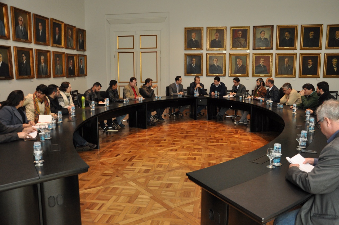 Confrontando sindicatos, governo segue com a Lei Geral das Universidades