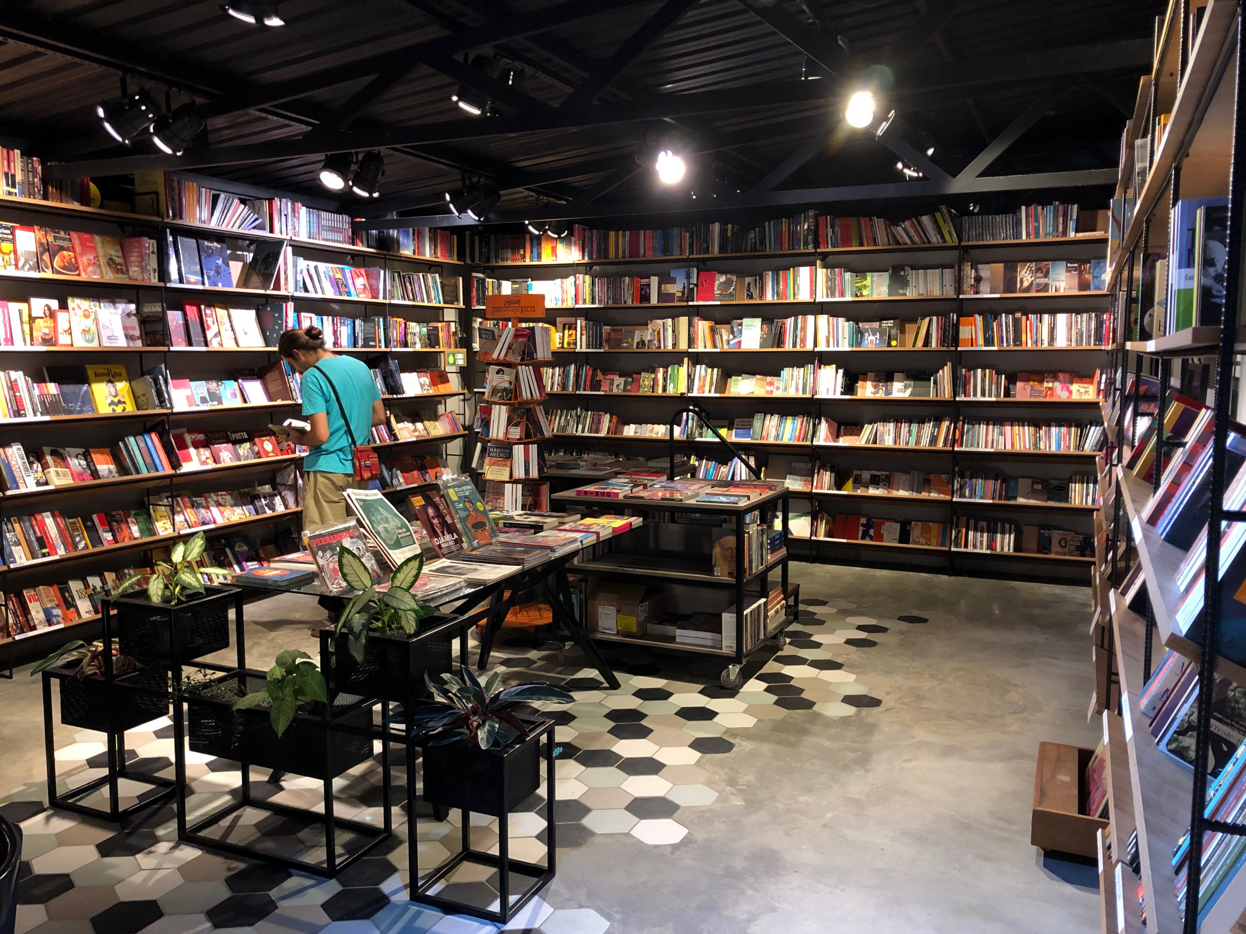 Editoras oferecem e-books de graça, outras socorrem as livrarias de rua