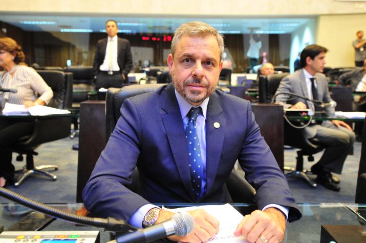 Escola Sem Partido vai à votação em clima tenso e sem resultado certo