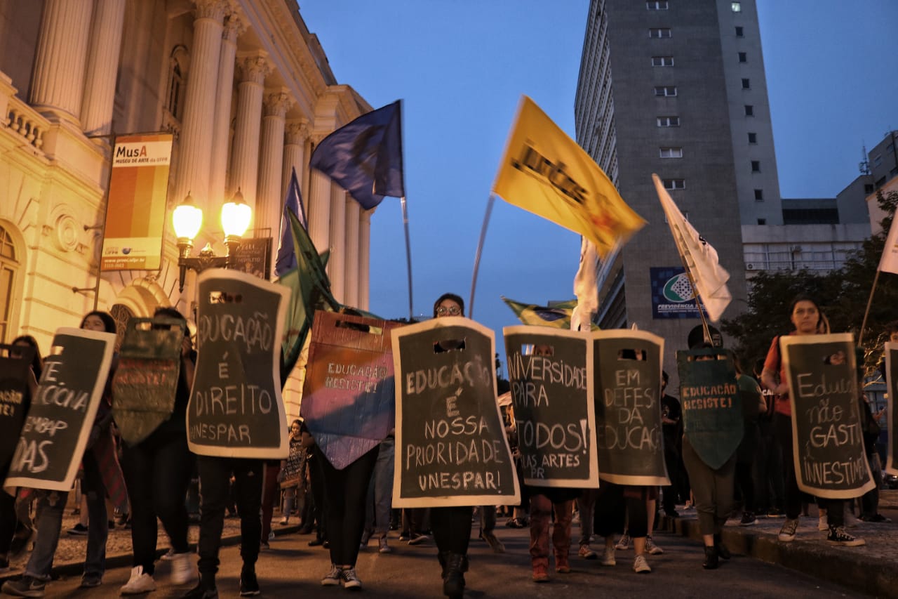 Protesto contra Bolsonaro e a favor da educação reúne manifestantes em Curitiba