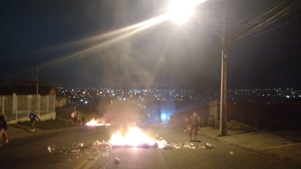 Moradores acusam PM de executar jovens; polícia diz que houve confronto