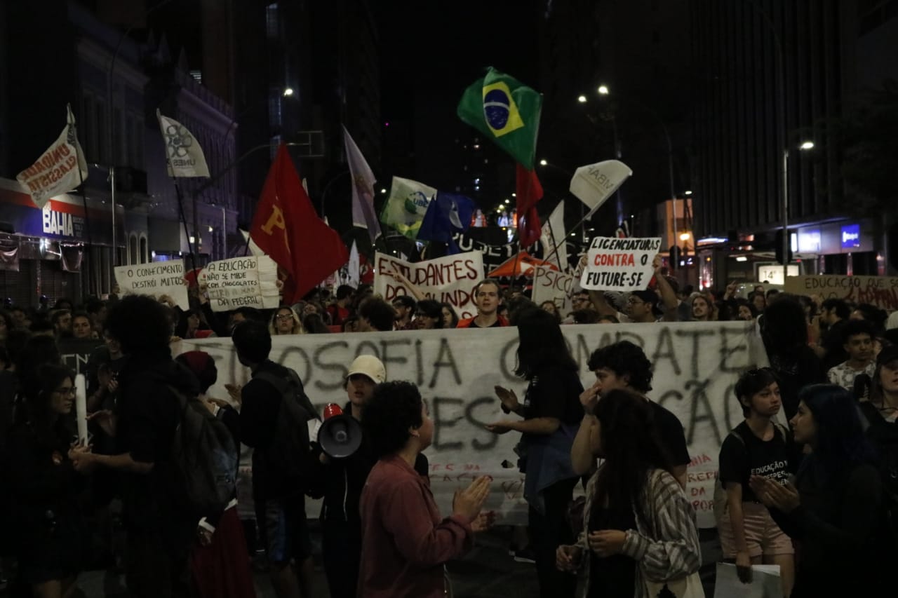 Protesto por educação e ciência reúne centenas em Curitiba