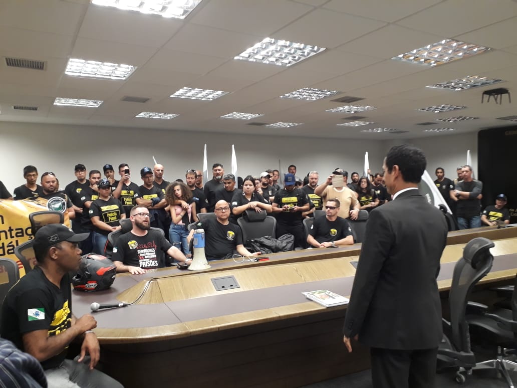 Agentes Penitenciários protestam e ameaçam parar