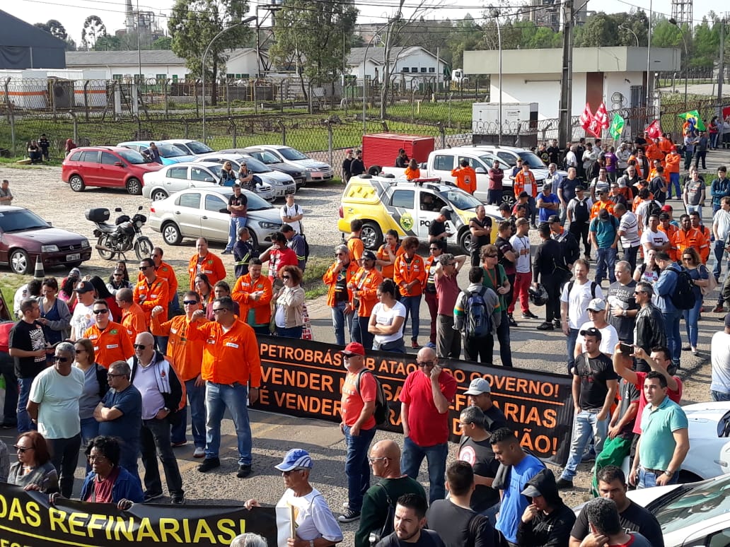 Aniversário da Petrobrás tem protestos na Grande Curitiba