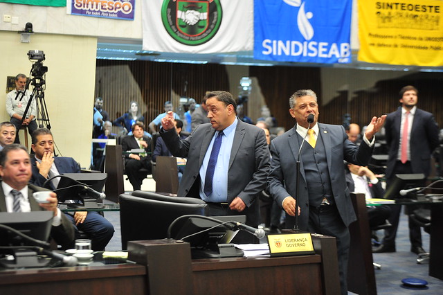 Deputados repetem estratégia do camburão e votam fim de licença