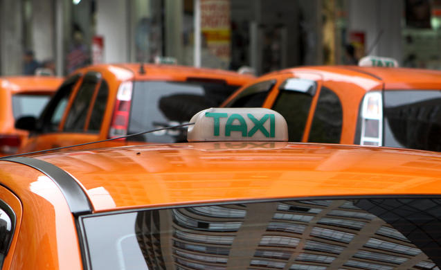 Em Curitiba, 197 motoristas saem do táxi para tentar a vida de Uber e 99