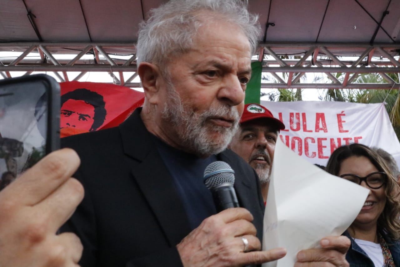 Ao sair da prisão, Lula se dirige primeiro à militância