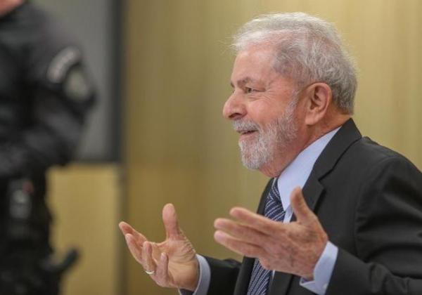 Lula é solto depois de 19 meses