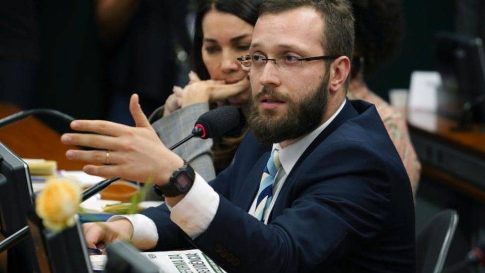 Dois deputados paranaenses são suspensos a pedido do PSL