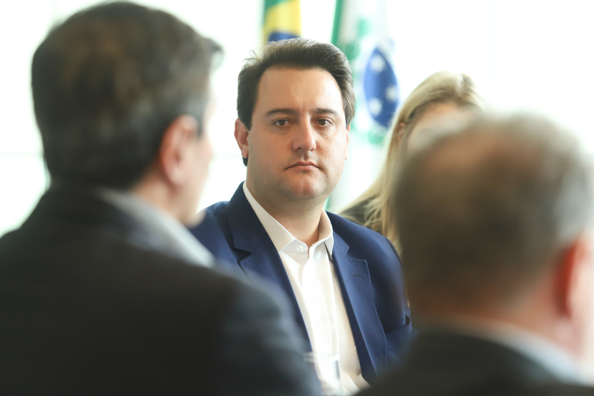 Ratinho sanciona lei que extingue cargos e incentiva terceirização no PR