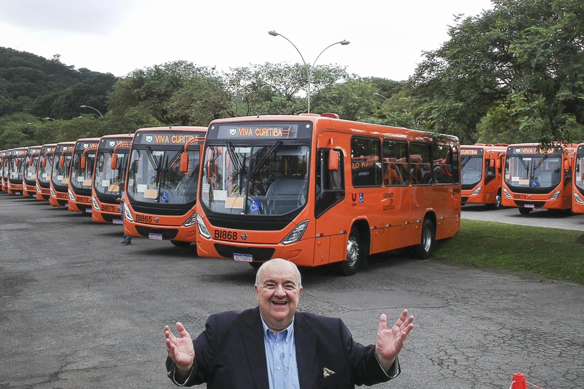 Greca sanciona subsídio para empresas de ônibus de Curitiba