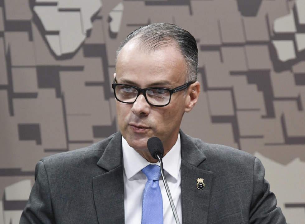 Presidente da Anvisa, que foi a protesto com Bolsonaro, está com covid-19