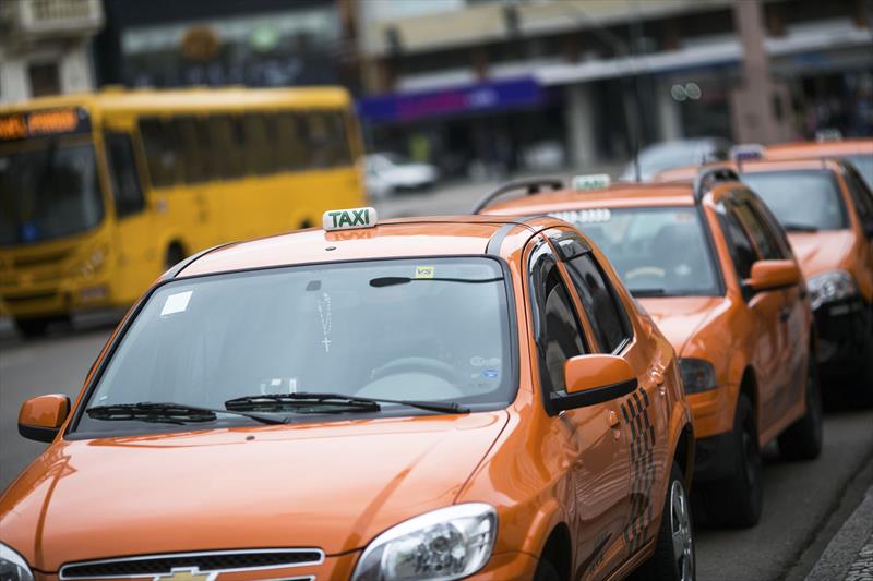 Definido calendário da cobrança de outorga de táxi em Curitiba