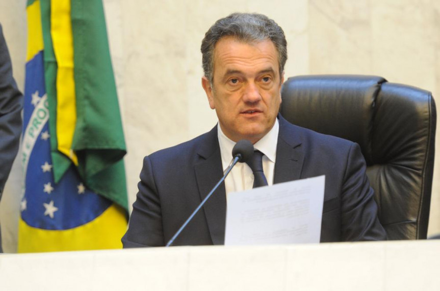 Deputado vota a favor de projeto que beneficia empresa do filho e da irmã