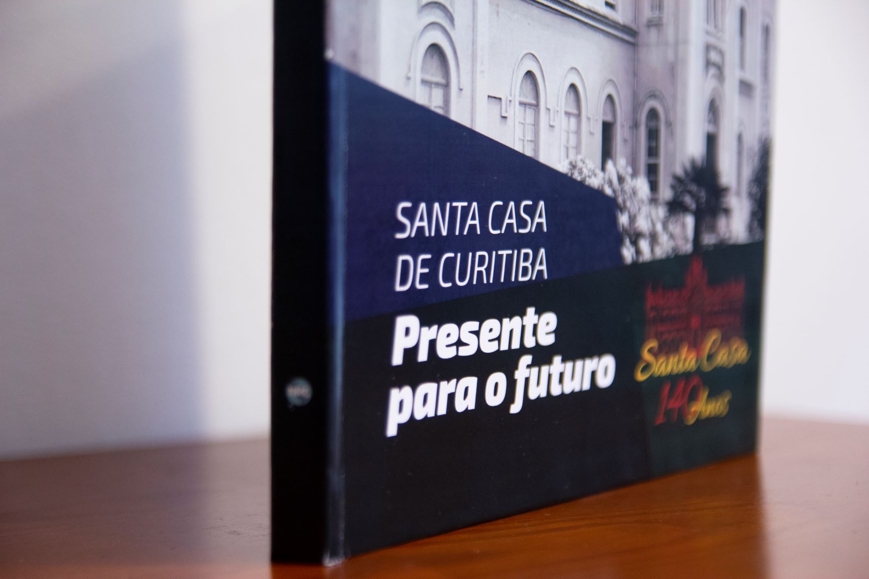 Santa Casa de Curitiba faz 140 anos e lança livro sobre sua história